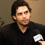 Thiago Viana analisa como o ambiente impacta decisões no Poker.