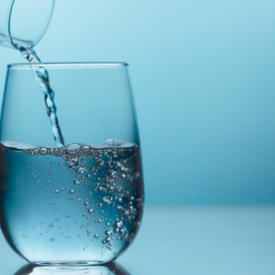 Alexandre Costa Pedrosa explica como a hidratação adequada é essencial para a beleza e o bom funcionamento do corpo.