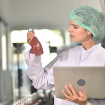 Descubra como Elias Assum Sabbag Junior avalia a compatibilidade química de embalagens plásticas para suplementos e produtos funcionais.