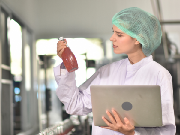 Descubra como Elias Assum Sabbag Junior avalia a compatibilidade química de embalagens plásticas para suplementos e produtos funcionais.