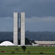 Vista do Congresso Nacional em Brasília, com suas cúpulas e torres sobre a arquitetura modernista.