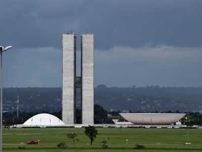 Vista do Congresso Nacional em Brasília, com suas cúpulas e torres sobre a arquitetura modernista.