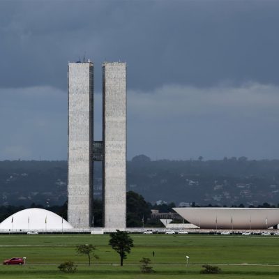 Vista do Congresso Nacional em Brasília, com suas cúpulas e torres sobre a arquitetura modernista.