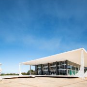 Vista externa da arquitetura modernista do Supremo Tribunal Federal, em Brasília, sob céu azul.