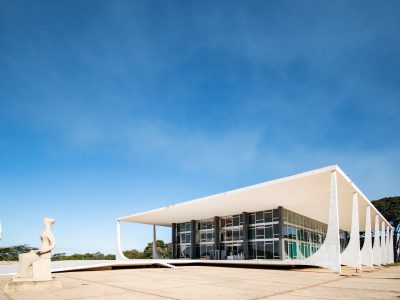 Vista externa da arquitetura modernista do Supremo Tribunal Federal, em Brasília, sob céu azul.