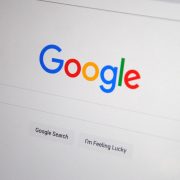 Tela exibindo a página inicial do Google com opções de pesquisa.