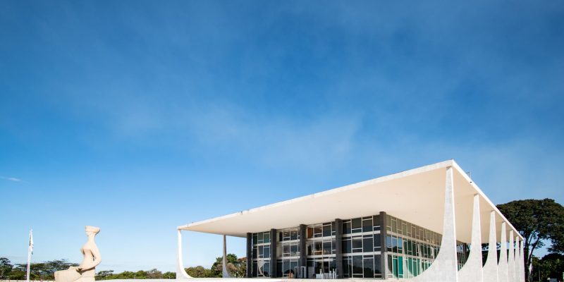 Edifício do Supremo Tribunal Federal em Brasília sob céu azul.