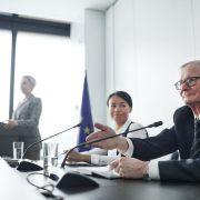 Painelistas participam de uma conferência institucional sobre legislação e diplomacia.