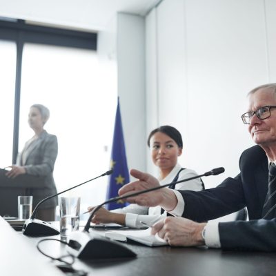 Painelistas participam de uma conferência institucional sobre legislação e diplomacia.