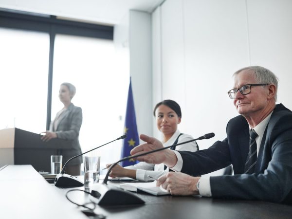 Painelistas participam de uma conferência institucional sobre legislação e diplomacia.