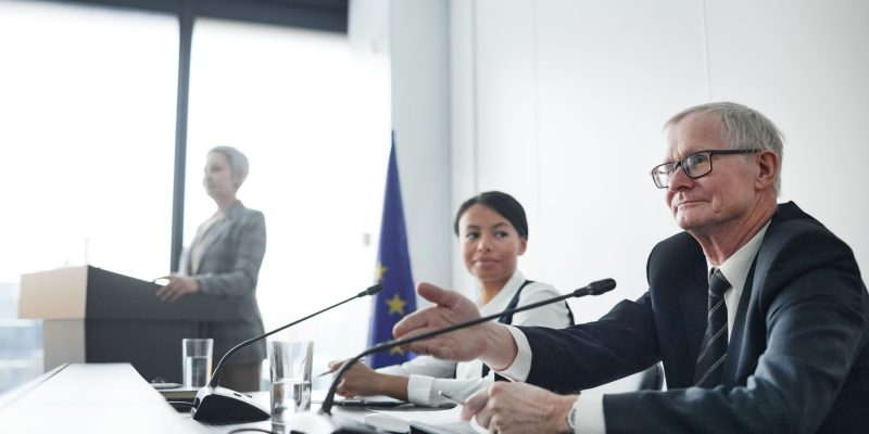Painelistas participam de uma conferência institucional sobre legislação e diplomacia.