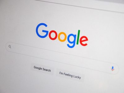 Tela exibindo a página inicial do Google com opções de pesquisa.