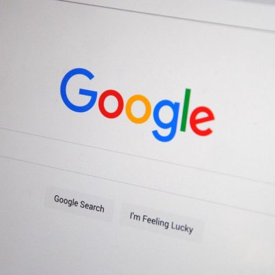 Tela exibindo a página inicial do Google com opções de pesquisa.