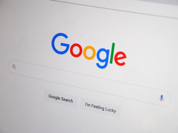 Tela exibindo a página inicial do Google com opções de pesquisa.